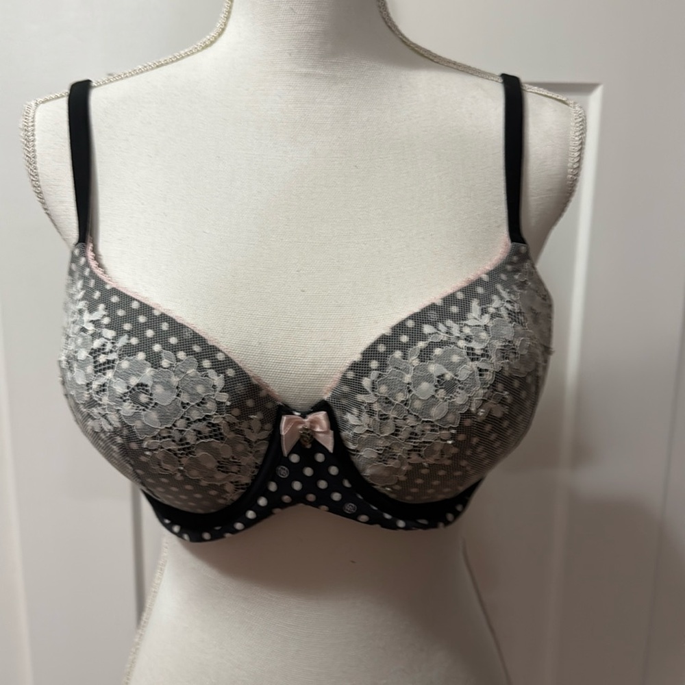 Victoria’s Secret bra. 38 C